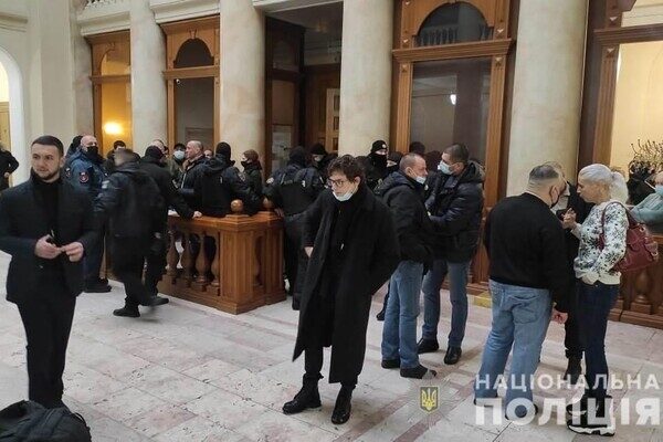 Нардеп устроил драку и бегал по столам в Одесском горсовете: пострадали трое (видео)