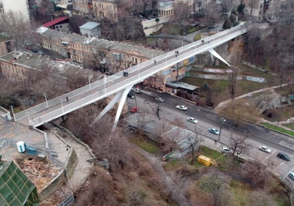 В Одессе экстремал повис без страховки на Тещином мосту (видео)