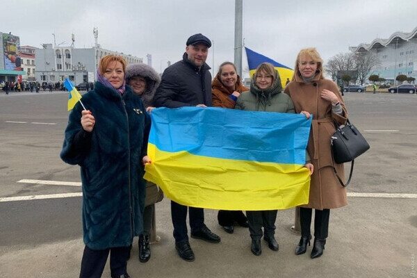 С огромными флагами и гимном: в Одессе празднуют День единения 