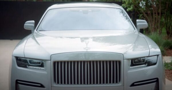 Ким Кардашьян похвасталась коллекцией роскошных автомобилей