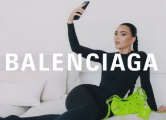 Ким Кардашьян позировала в облегающем наряде Balenciaga