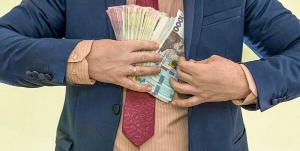 Стало известно, сколько получаются украинские топ-чиновники