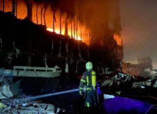 В Киеве обстреляли торговый центр на Подоле: восемь погибших