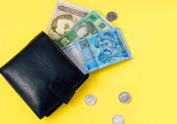 Cоцвыплаты, цены на горючее, выходные: что изменится для украинцев в мае