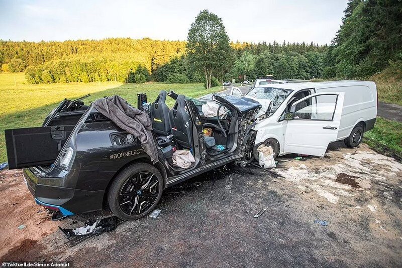У&nbsp;Німеччині експериментальна модель BMW з&nbsp;автопілотом влаштувала велику аварію з&nbsp;жертвами