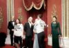 Чарльзу III заїхали в обличчя шоколадним тортом