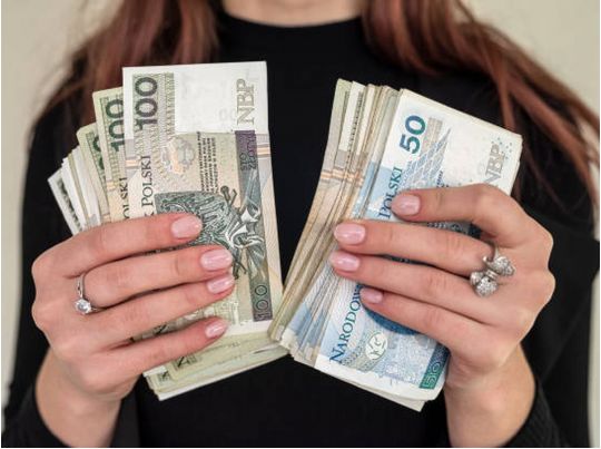 На&nbsp;700 злотих більше: скільки будуть отримувати українці в&nbsp;Польші