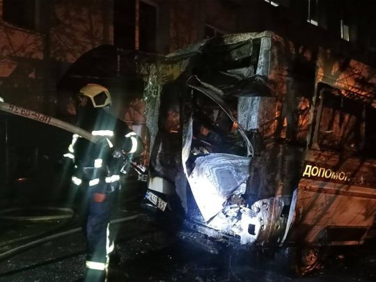 На&nbsp;території Олександрівської лікарні Києва вибухнула швидка, загинула жінка (фото, відео)