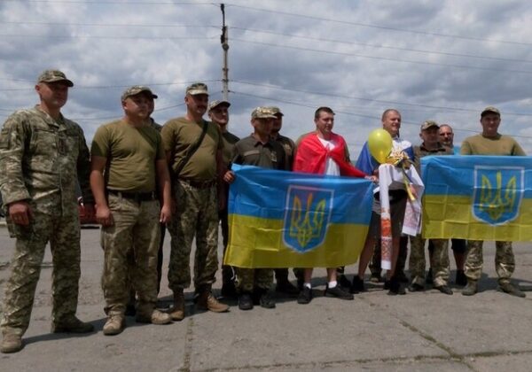 Провели 15 месяцев в плену: в Одесскую область вернулись пограничники, защищавшие остров Змеиный (видео)