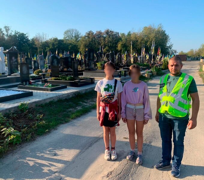 У&nbsp;Києві група підлітків обкрадала могили загиблих захисників України (фото)