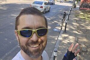 В Одессе впервые в Украине установили антипарковые столбики, которые сделали из пластика