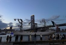 Мексиканское учебное судно столкнулось с Бруклинским мостом