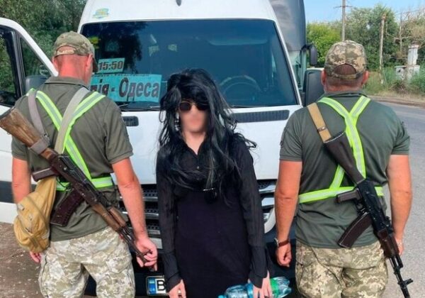 На трассе Одесса-Рени задержали нарушителя в платье и парике: пытался бежать за границу