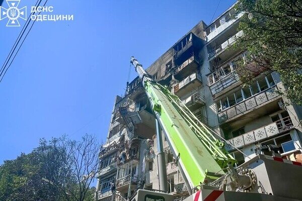Ночной дроновый удар по многоэтажке: под завалами обнаружили погибшего (обновлено)