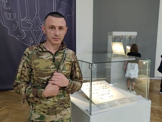 Набирав в&nbsp;лісі пісок для домашніх потреб і&nbsp;знайшов тисячолітній скарб: на&nbsp;виставці в&nbsp;Києві вперше показують цю&nbsp;унікальну знахідку