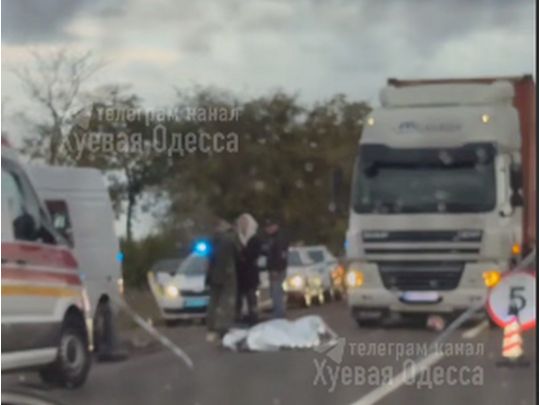 Один військовий загинув на&nbsp;місці, другий&nbsp;&mdash; у&nbsp;&laquo;швидкій&raquo;: фура знесла блокпост біля Одеси (відео)