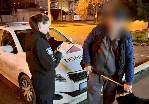 Бил палкой и тянул за хвост: в Одессе мужчина издевался над собакой