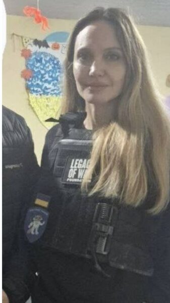 Анджеліна Джолі у&nbsp;бронежилеті: акторка приїхала до&nbsp;Херсона