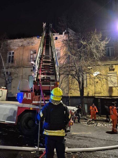 Вночі ворог вдарив із&nbsp;артилерії по&nbsp;житлових районах Херсона та&nbsp;Нікополя: що&nbsp;відомо (фото)