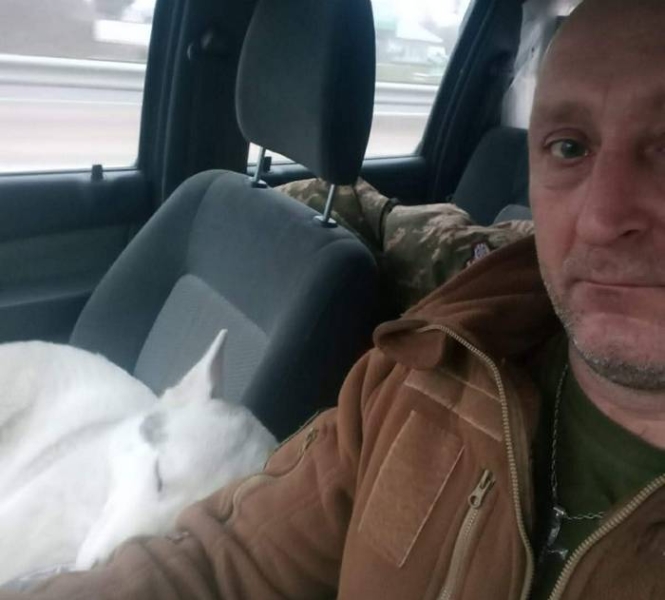 «Під час бойового завдання він нам врятував життя»: історія неймовірної дружби бійця та його собаки Мєлкого, з яким вони разом боронять країну