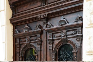 В центре Одессы восстановили двери в старинном доме