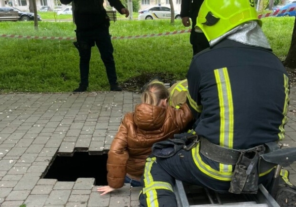 Пропасть посреди тротуара: в Одессе 10-летняя девочка упала в 4-метровую яму